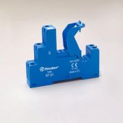 Розетка с винт. клеммами (с зажимной клетью) для реле 46.61 модули 86.30 99.02 металлич. клипса 097.71 версия: син. FINDER 9701SMA